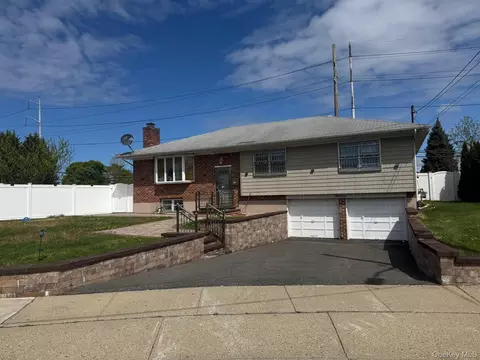 12 Hilton Ct, Hicksville, NY 11801