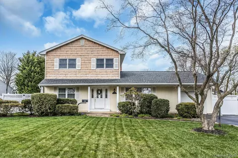 33 Primrose Ln, Kings Park, NY 11754