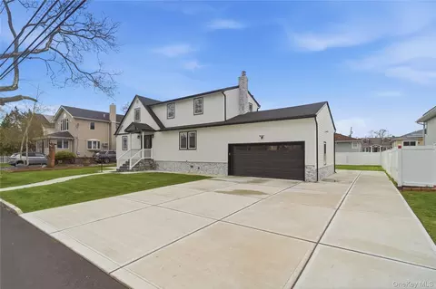 219 Granada Pkwy, Lindenhurst, NY 11757