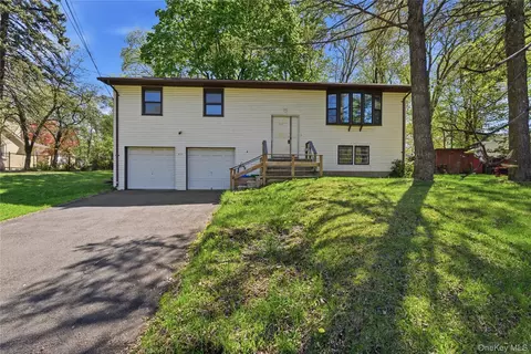 400 S Little Tor Rd, Clarkstown, NY 10956