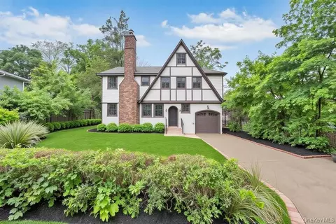 6 Sheffield Rd, North Hempstead, NY 11021