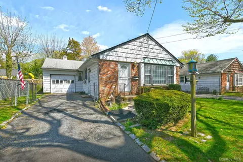 18 Kilburn Ave, Huntington Station, NY 11746