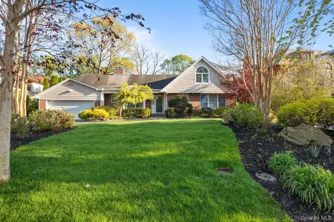 46 Nassau Dr, North Hempstead, NY 11021