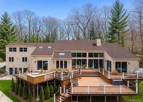 7 Windemere Crst, Woodbury, NY 11797