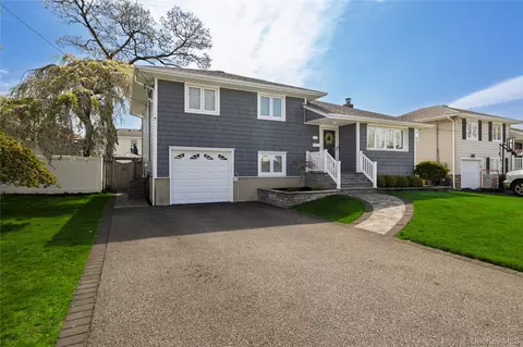 17 6th Ave, Massapequa Park, NY 11762