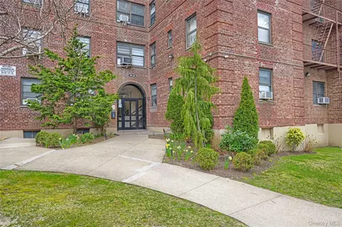 26-20 141st St #2G, Flushing, NY 11354