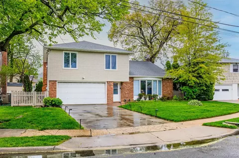 23 Geoffrey Ln, Hewlett, NY 11557