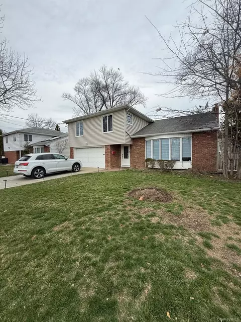 23 Geoffrey Ln, Hewlett, NY 11557