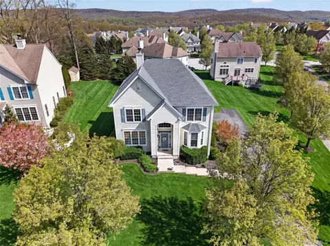 17 Oldwyck Cres, Highland Mills, NY 10930