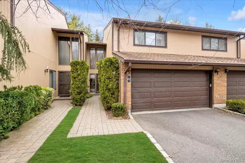62 Wimbledon Dr, North Hempstead, NY 11576