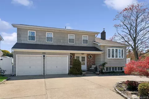 2701 S Seamans Neck Rd, Seaford, NY 11783