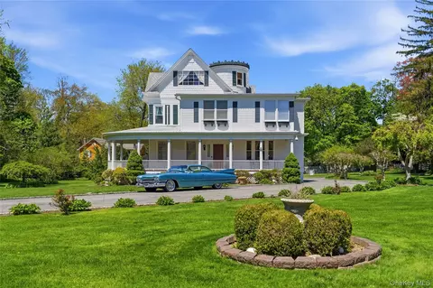 89 Duck Pond Rd, Glen Cove, NY 11542