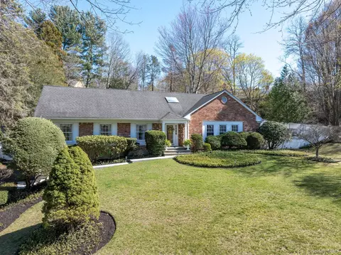 32 Fairway Pl, Cold Spring Harbor, NY 11724
