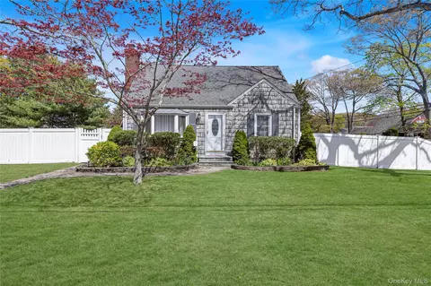 113 Roosevelt Ave, Islip, NY 11751