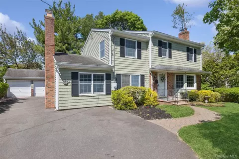 22 Baylis Pl, Syosset, NY 11791