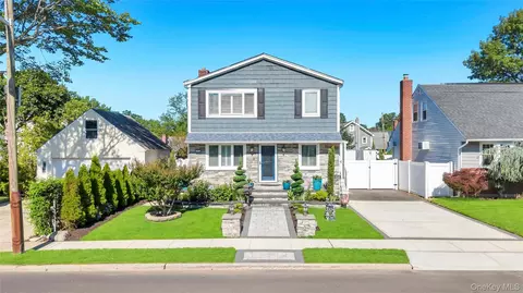 151 Poppy Ave, Franklin Square, NY 11010