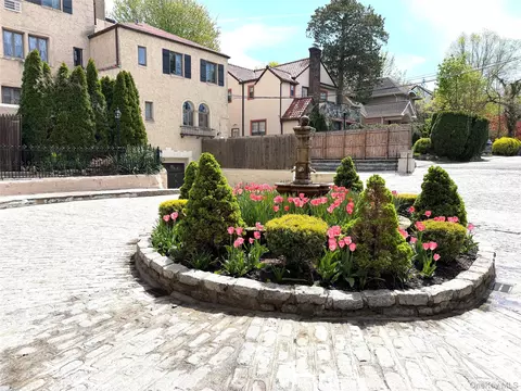 215 Middle Neck Rd #15-3B, North Hempstead, NY 11021