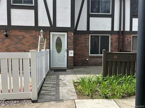 103 Birchwood Rd #103, Coram, NY 11727