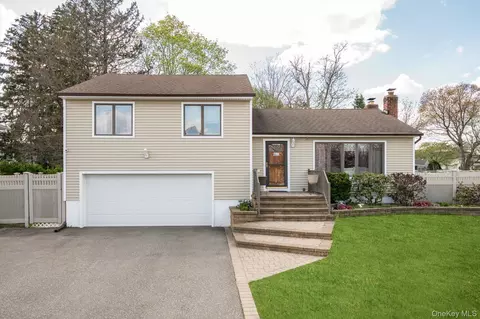 29 Audley Cir, Plainview, NY 11803