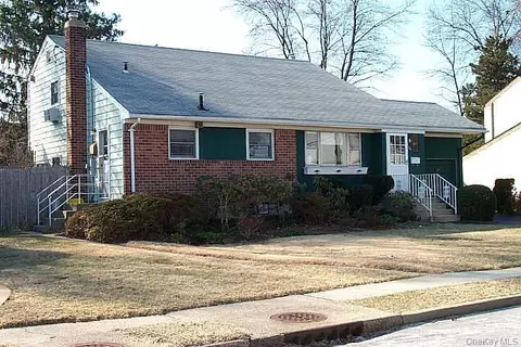 24 Jerold St, Plainview, NY 11803