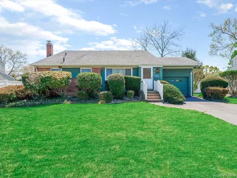 24 Jerold St, Plainview, NY 11803