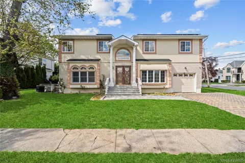 31 Woodward St, North Hempstead, NY 11577