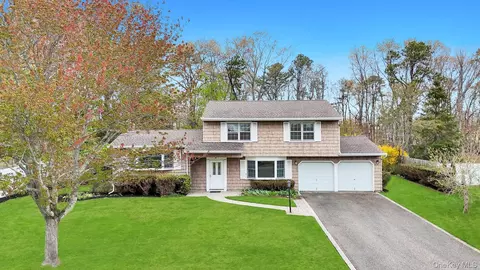 171 Nathan Dr, Bohemia, NY 11716