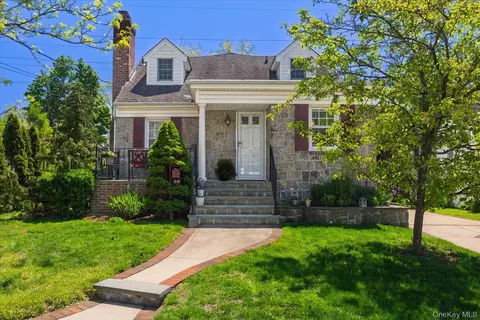 68 Broadway, Malverne, NY 11565