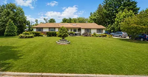 25 Northgate Dr, Syosset, NY 11791