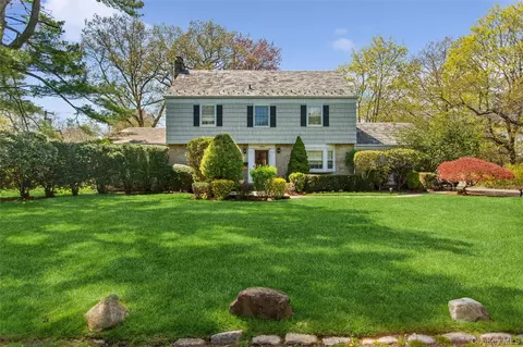 1360 Boxwood Dr W, Hewlett, NY 11557