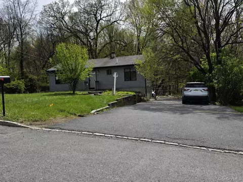 8 San Marcos Dr, Monroe, NY 10950
