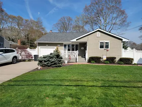 59 Lumur Dr, Sayville, NY 11782