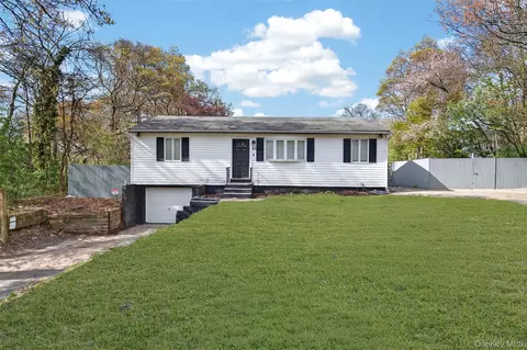 65 Maple Ln, Medford, NY 11763