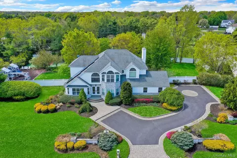 6 Arborvitae Ln, Miller Place, NY 11764