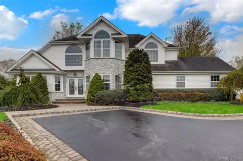 6 Arborvitae Ln, Miller Place, NY 11764
