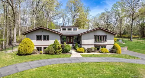 102 Robin Hood Ln, Clarkstown, NY 10994