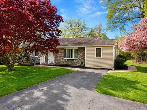 19 Buckingham Rd, Clarkstown, NY 10954