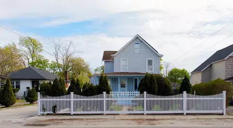 8 Brightside Ave, Central Islip, NY 11722