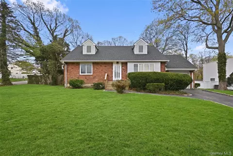 72 Seminole St, Selden, NY 11784