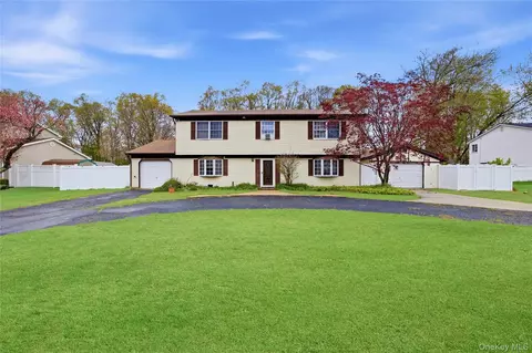 27 Millbury Ln, South Setauket, NY 11720