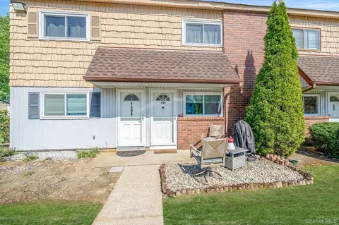 197 N Pointe Cir #197, Coram, NY 11727