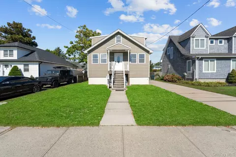 109 Laurel St, Patchogue, NY 11772 photo 1