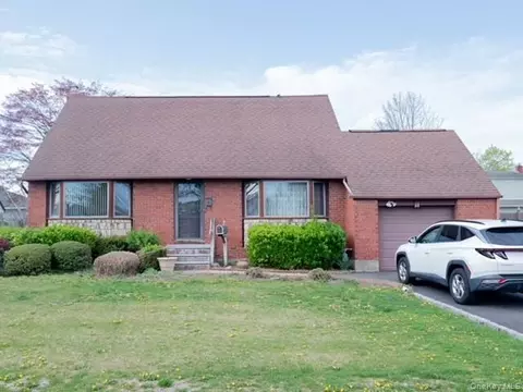 9 Goshen St, Deer Park, NY 11729