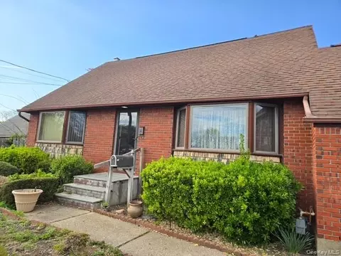 9 Goshen St, Deer Park, NY 11729