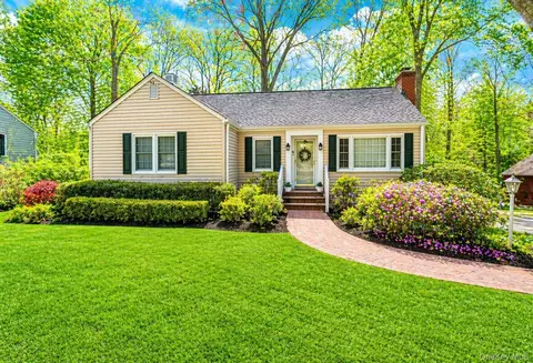 6 Huyler Rd, Setauket, NY 11733