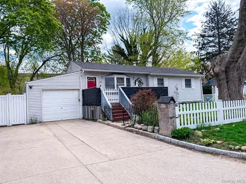 85 Applegate Dr, Central Islip, NY 11722