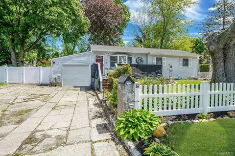 85 Applegate Dr, Central Islip, NY 11722