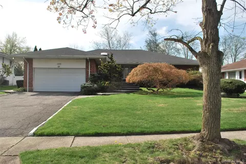 27 Whittier Dr, North Hempstead, NY 11507