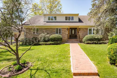 7 Elliot Rd, North Hempstead, NY 11021