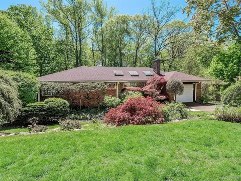 10 Jeannette Dr, North Hempstead, NY 11050